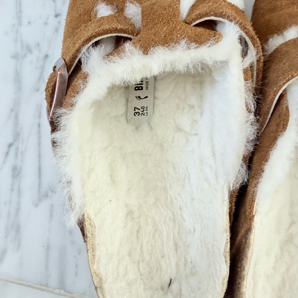 Tan suede shearling lined Birkenstock clogs - Picture 3 of 4